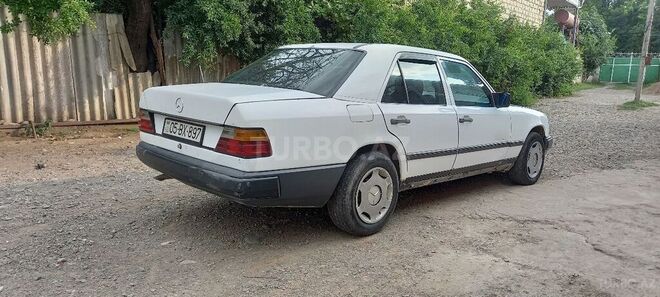 Mercedes E 200 1988, 408,563 km - 2.0 l - Qazax