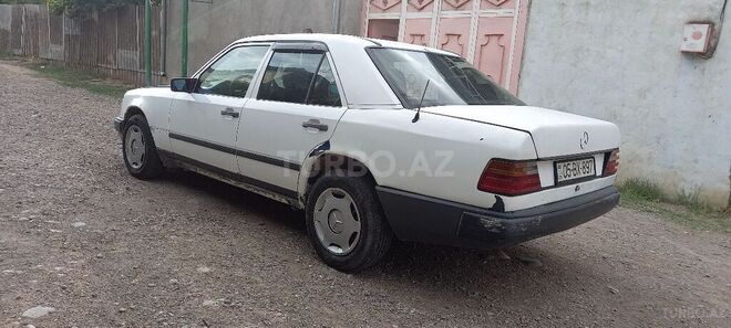 Mercedes E 200 1988, 408,563 km - 2.0 l - Qazax