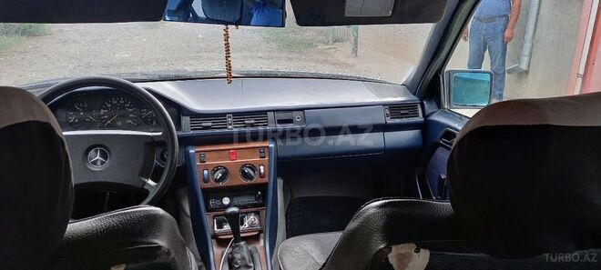 Mercedes E 200 1988, 408,563 km - 2.0 l - Qazax