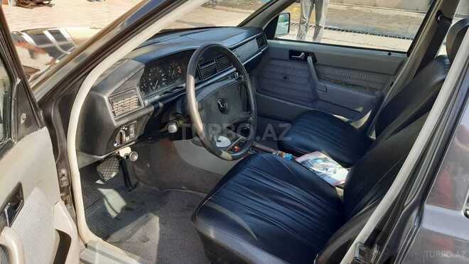 Mercedes 190 1988, 235,000 km - 2.0 l - Salyan