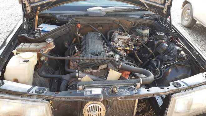 Mercedes 190 1988, 235,000 km - 2.0 l - Salyan