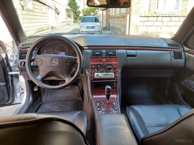 Mercedes E 220 2001, 350,000 km - 2.2 l - Zaqatala