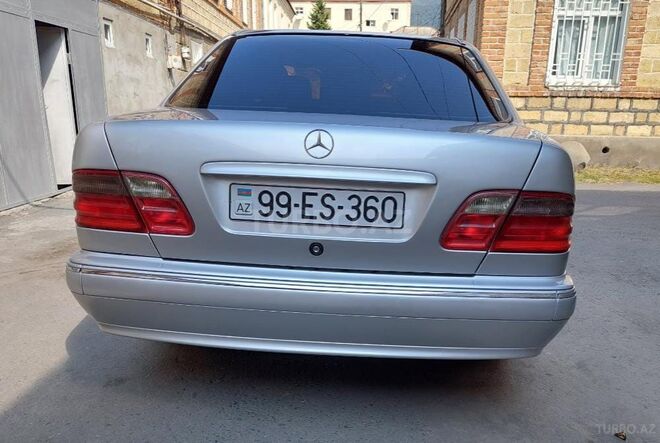 Mercedes E 220 2001, 350,000 km - 2.2 l - Zaqatala