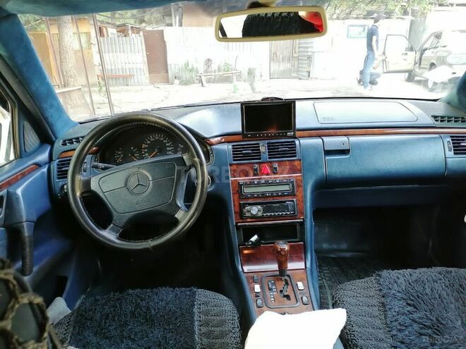 Mercedes E 220 1998, 300,000 km - 2.2 л - Bakı