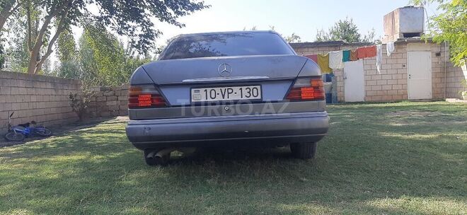 Mercedes E 220 1990, 491,580 km - 2.2 л - Saatlı