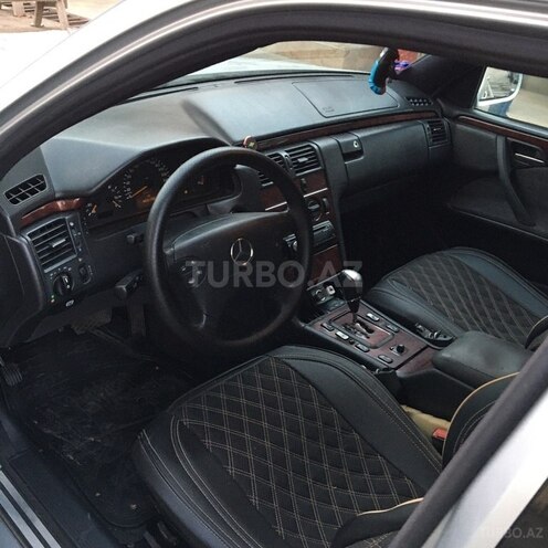 Mercedes E 220 2001, 413,582 km - 2.2 l - Tovuz