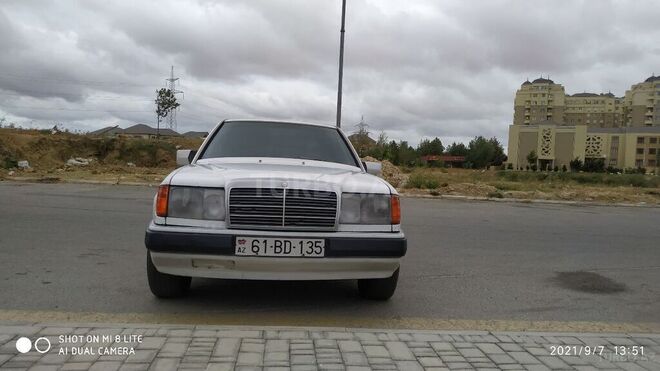 Mercedes E 250 1990, 290,000 km - 2.5 l - Bakı