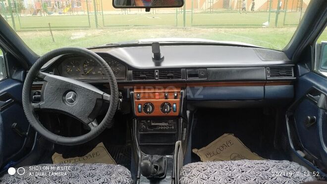 Mercedes E 250 1990, 290,000 km - 2.5 l - Bakı