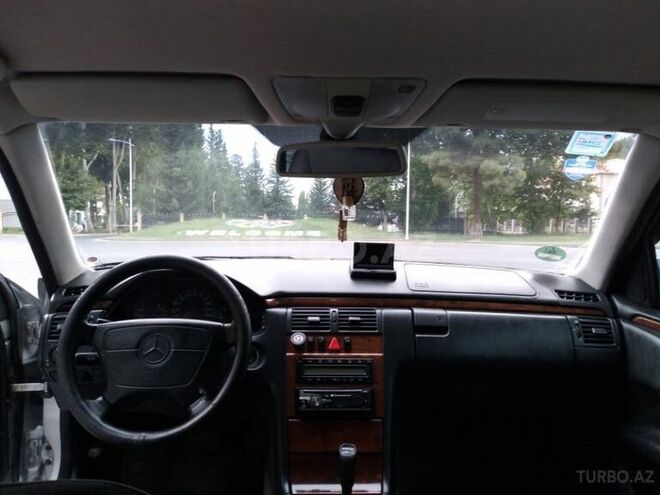 Mercedes E 240 1998, 231,000 km - 2.4 l - Mingəçevir