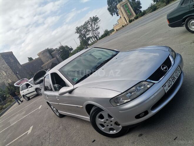 Opel Vectra 2000, 10,000 km - 1.8 l - Quba