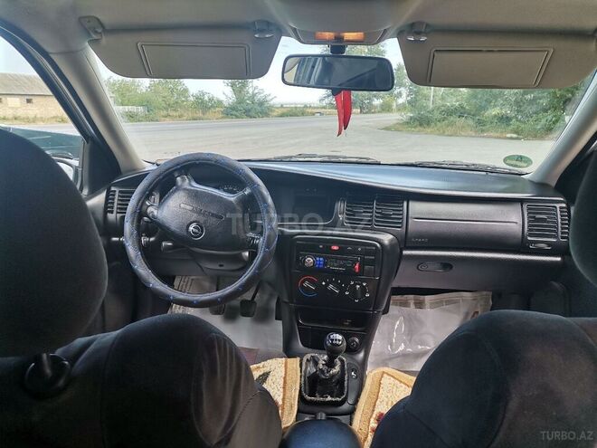 Opel Vectra 2000, 10,000 km - 1.8 l - Quba