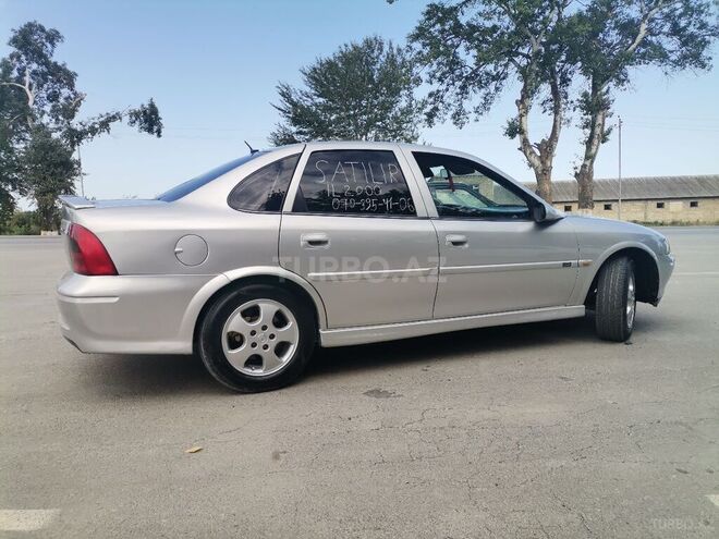 Opel Vectra 2000, 10,000 km - 1.8 l - Quba