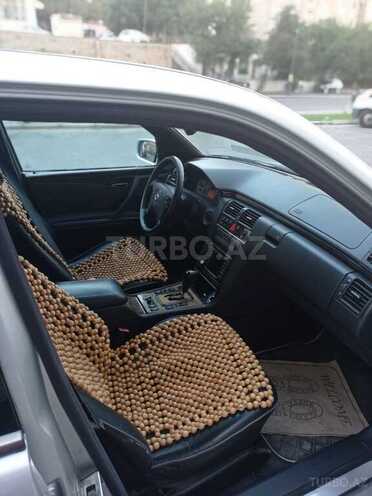 Mercedes E 260 2001, 368,512 km - 2.6 л - Bakı