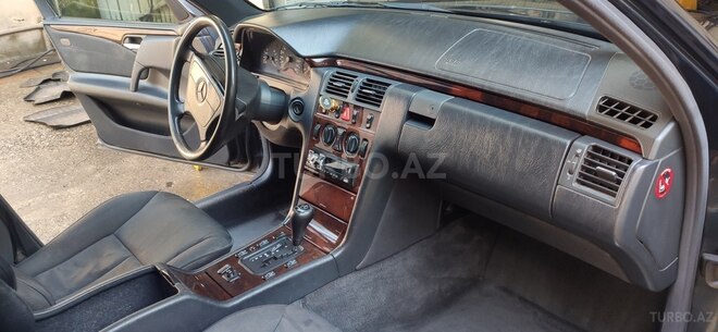 Mercedes E 240 1997, 310,000 km - 2.4 l - Bakı