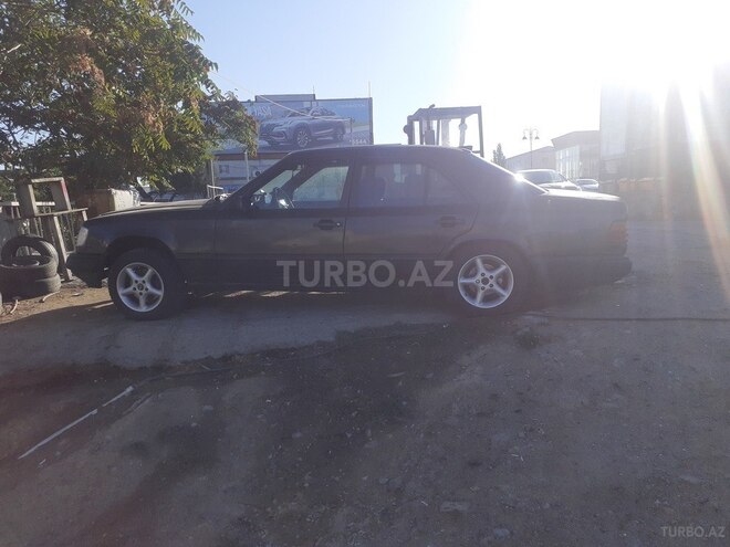Mercedes E 260 1986, 356,231 km - 2.6 l - Bakı