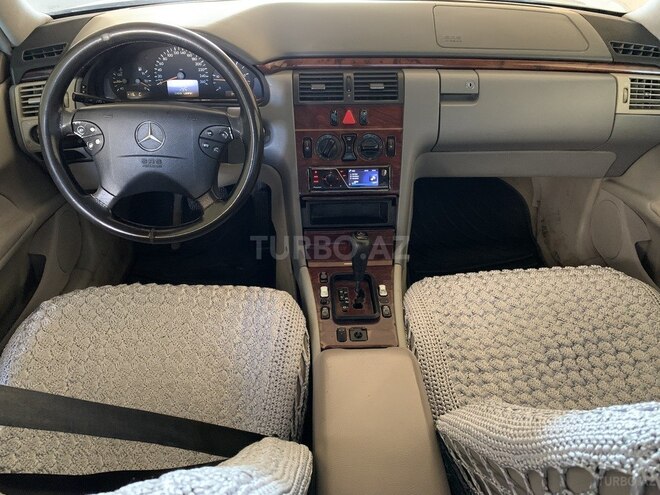 Mercedes E 220 2000, 298,000 km - 2.2 l - Bakı