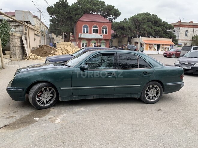 Mercedes E 220 2000, 298,000 km - 2.2 l - Bakı