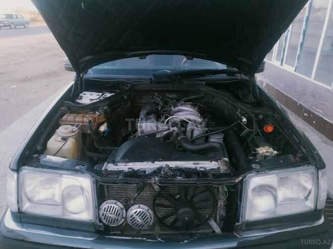 Mercedes E 200 1993, 30,000 km - 2.0 l - Salyan