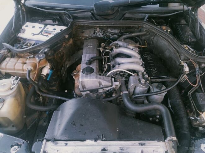 Mercedes E 200 1993, 30,000 km - 2.0 l - Salyan
