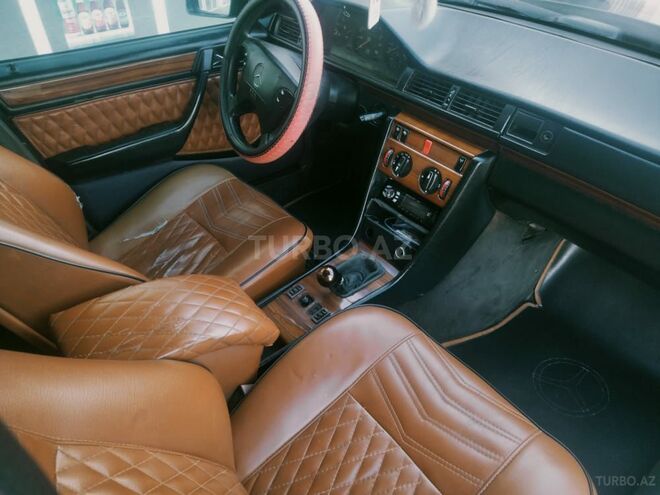 Mercedes E 200 1993, 30,000 km - 2.0 l - Salyan
