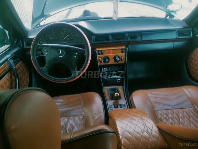 Mercedes E 200 1993, 30,000 km - 2.0 l - Salyan