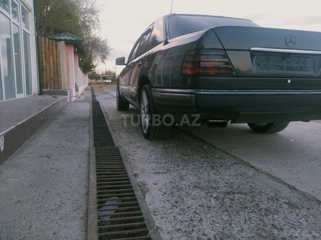 Mercedes E 200 1993, 30,000 km - 2.0 l - Salyan