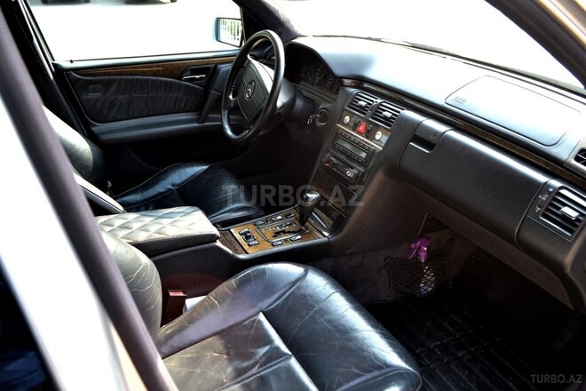 Mercedes E 200 1999, 231,000 km - 2.0 l - Saatlı