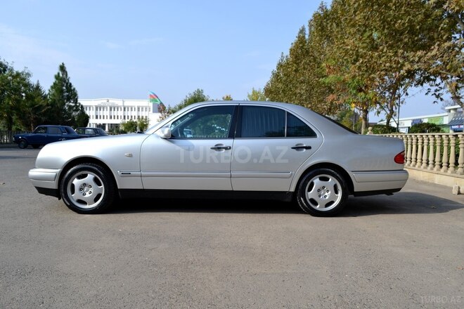 Mercedes E 200 1999, 231,000 km - 2.0 l - Saatlı