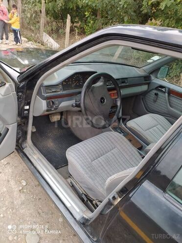 Mercedes E 230 1992, 378,591 km - 2.3 l - Füzuli