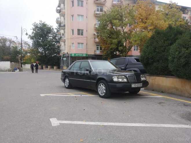 Mercedes E 220 1995, 38,500 km - 2.2 l - Qusar