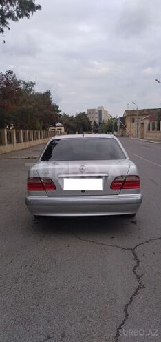Mercedes E 240 2001, 265,000 km - 2.4 l - Bakı