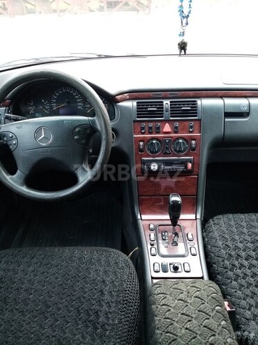 Mercedes E 200 2001, 245,321 km - 2.0 l - Yevlax