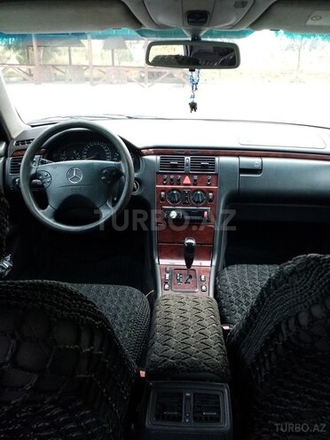 Mercedes E 200 2001, 245,321 km - 2.0 l - Yevlax
