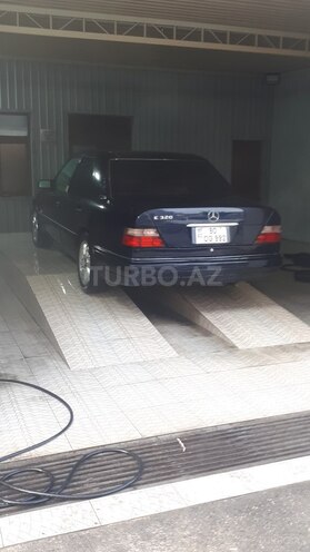 Mercedes E 250 1995, 236,010 km - 2.5 l - Bakı