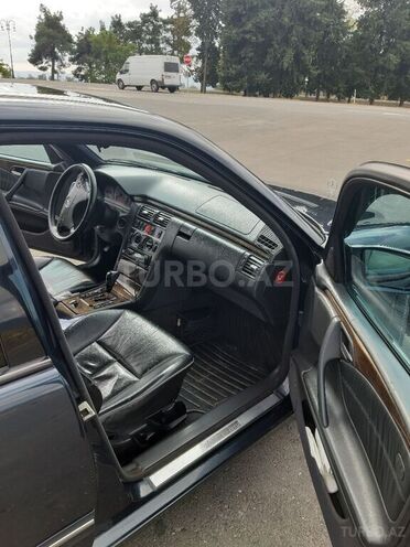 Mercedes E 240 2000, 347,000 km - 2.4 l - Qax