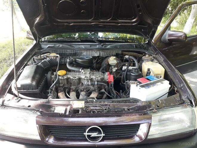 Opel Vectra 1994, 360,000 km - 1.8 l - Zaqatala