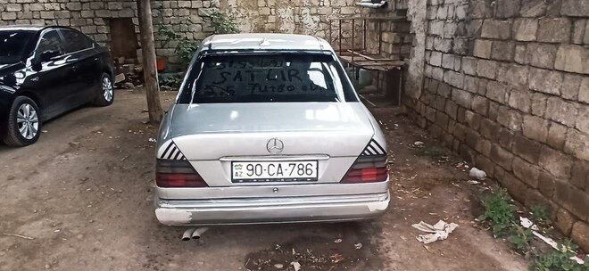 Mercedes E 250 1993, 568,665 km - 2.2 l - Füzuli