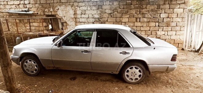 Mercedes E 250 1993, 568,665 km - 2.2 l - Füzuli
