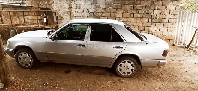 Mercedes E 250 1993, 568,665 km - 2.2 l - Füzuli