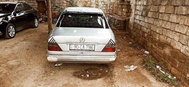 Mercedes E 250 1993, 568,665 km - 2.2 l - Füzuli