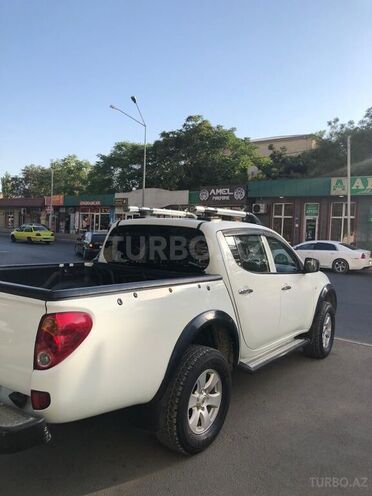 Mitsubishi L200 2015, 210,000 km - 2.5 l - Bakı