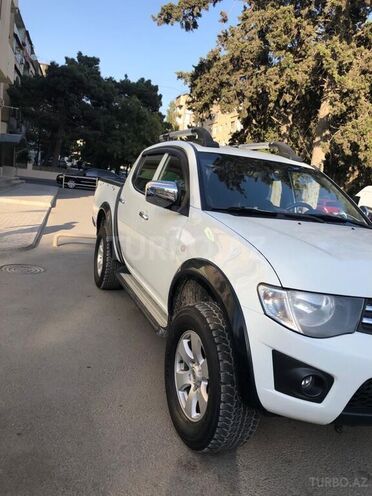 Mitsubishi L200 2015, 210,000 km - 2.5 l - Bakı