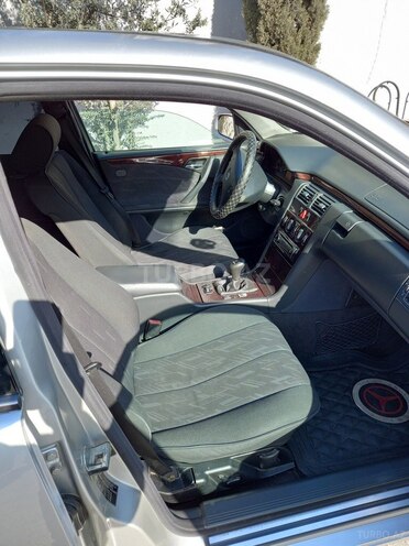 Mercedes E 220 2000, 283,000 km - 2.2 l - Bakı