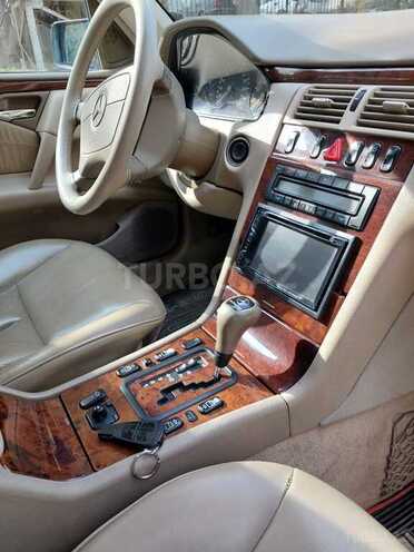 Mercedes E 240 1999, 290,000 km - 2.4 l - Bakı