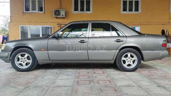 Mercedes E 200 1992, 250,000 km - 2.0 л - Salyan