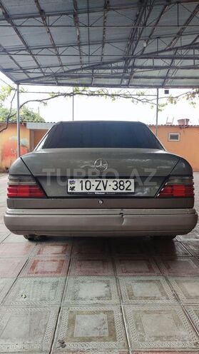 Mercedes E 200 1992, 250,000 km - 2.0 л - Salyan