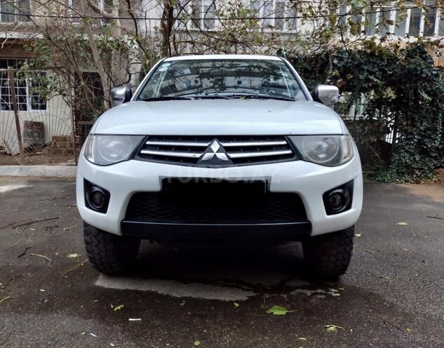 Mitsubishi L200 2015, 245,000 km - 2.5 l - Bakı