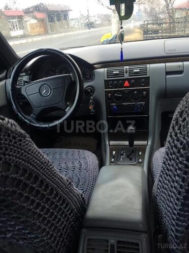 Mercedes E 200 1996, 300,000 km - 2.0 l - Zaqatala