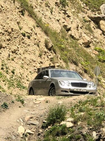 Mercedes E 220 2004, 260,000 km - 2.2 l - Bakı