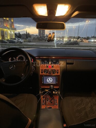 Mercedes E 220 1999, 216,000 km - 2.2 l - Sumqayıt
